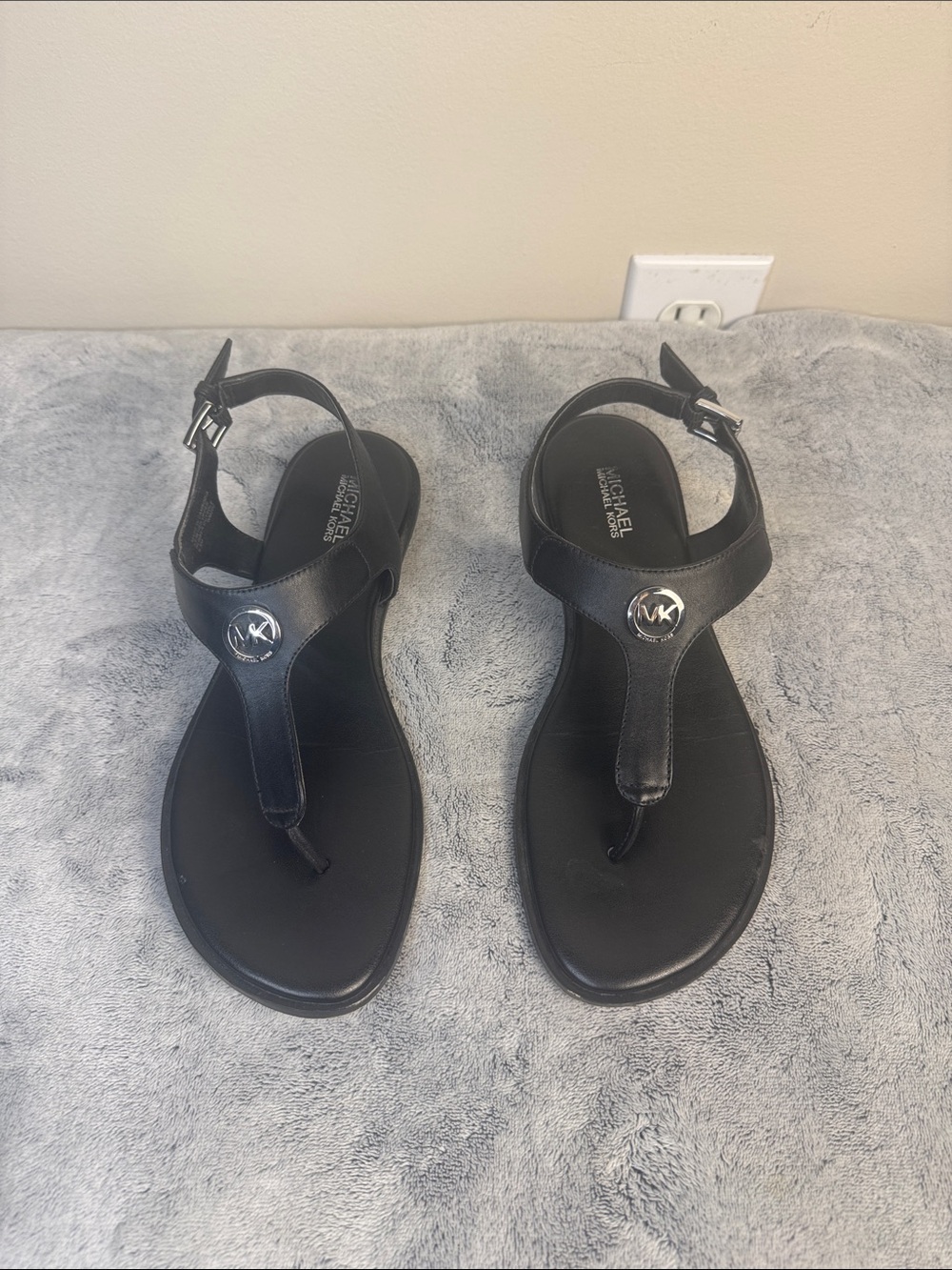 Michael Kors Black Leather Thong (T-Strap) Sandals With Silver Logo - Size 6.5